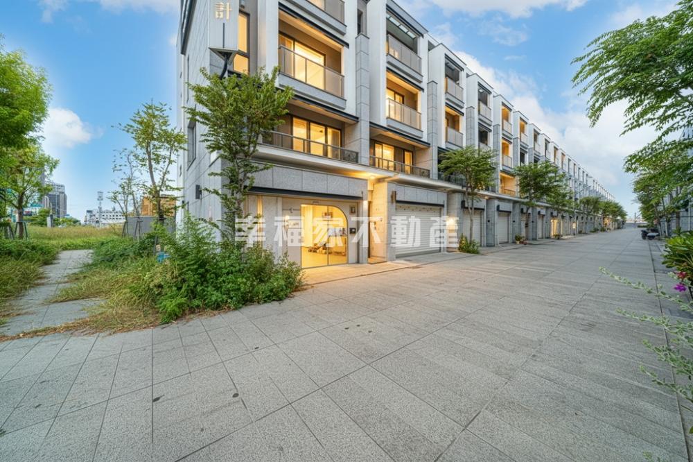 做厝事的文森．安南區．激推！臺邦三角窗電梯別墅