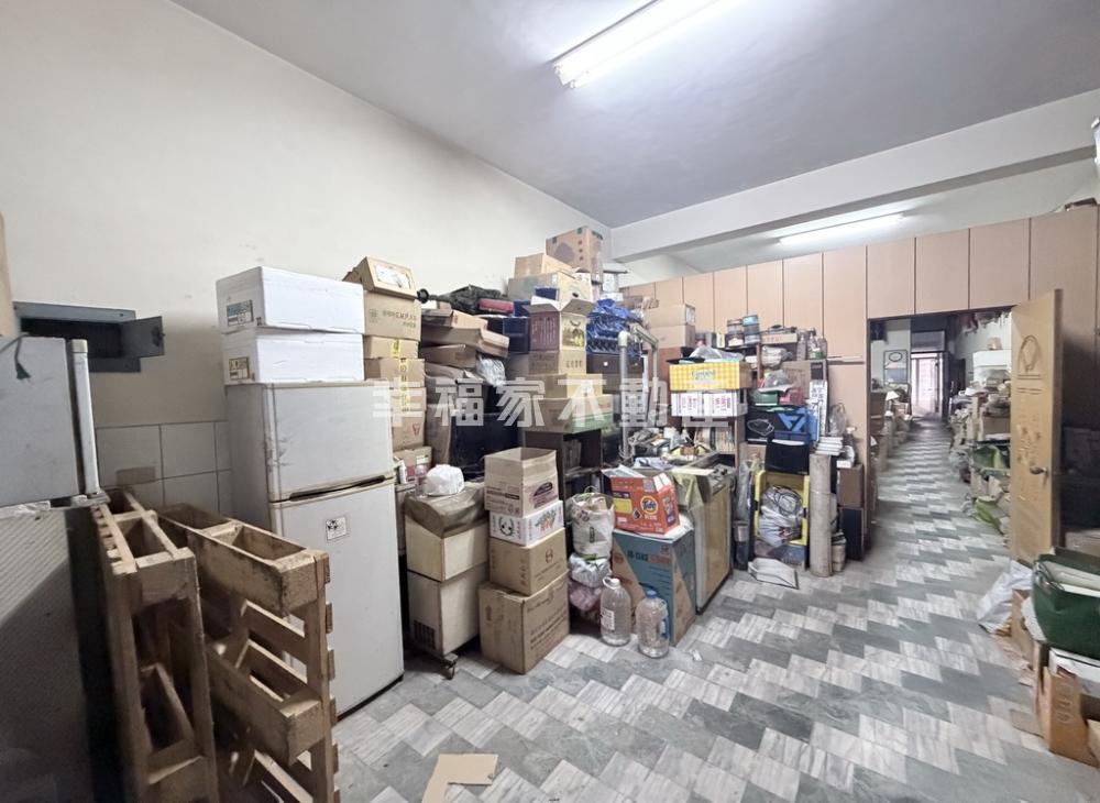 黃金店住前後臨路45米深
