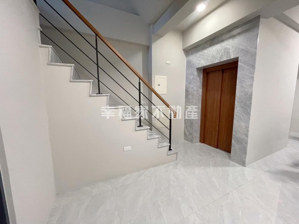 安平公園旁全新電梯雙車墅