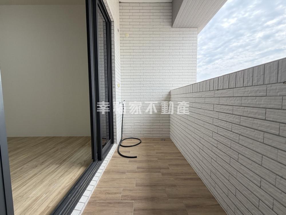 西港全新陽台進出三房平車