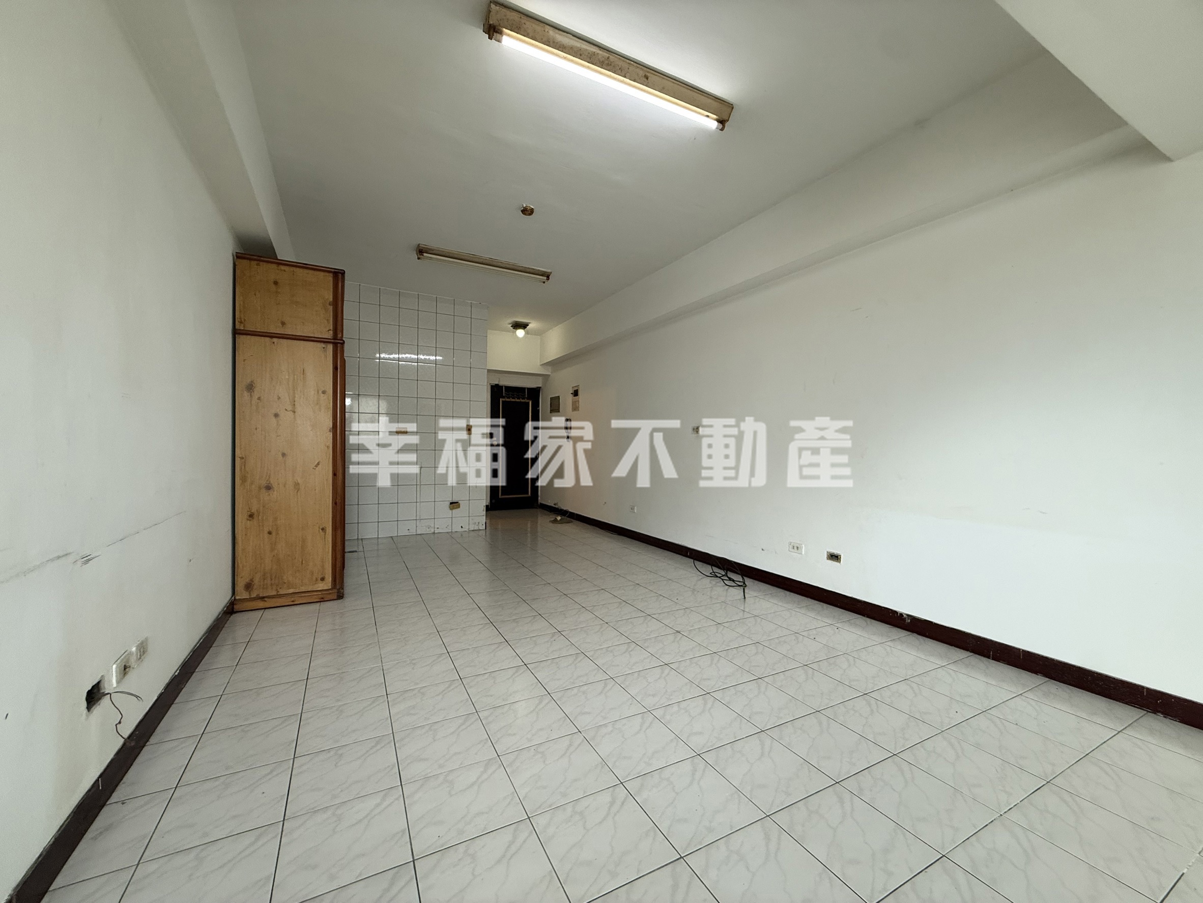 鄰高雄車站典雅美套房