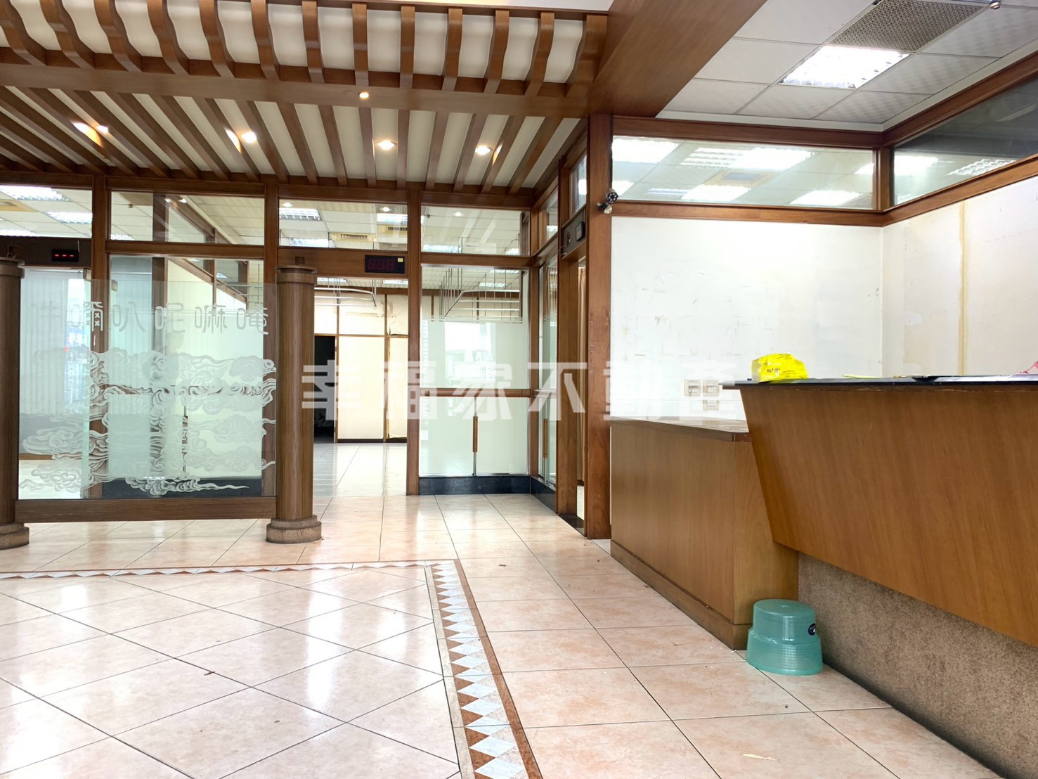 (租)中華北路114坪△窗店面