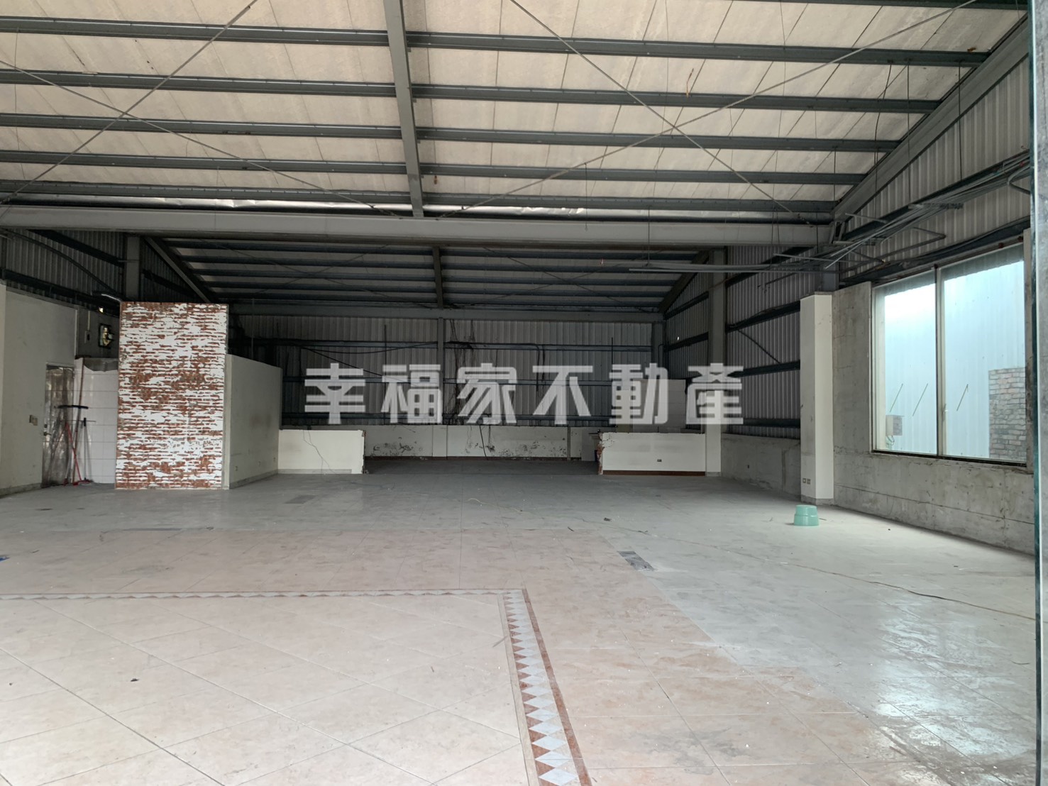 (租)中華北路114坪△窗店面